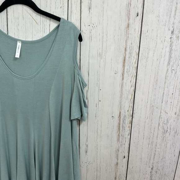 Emerald Cold Shoulder Asymmetrical Blouse - Picture 3 of 8